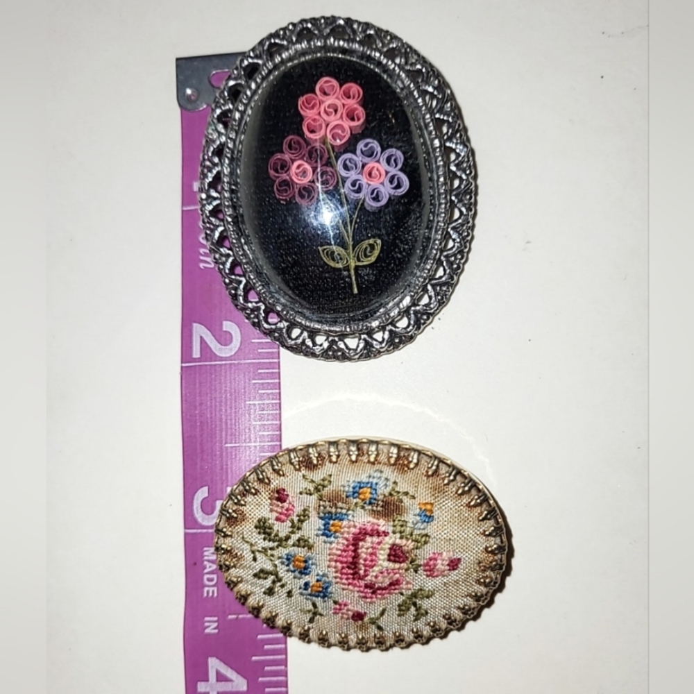 VINTAGE HAND CRAFTED BROOCHES - PETIT POINT & ROLLED PAPER FLOWERS - Picture 5 of 6
